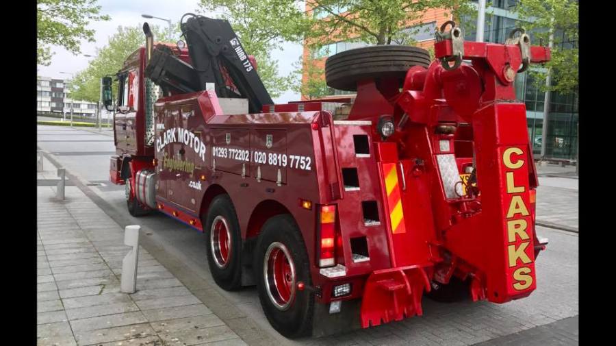 oversized heavy duty tow truck