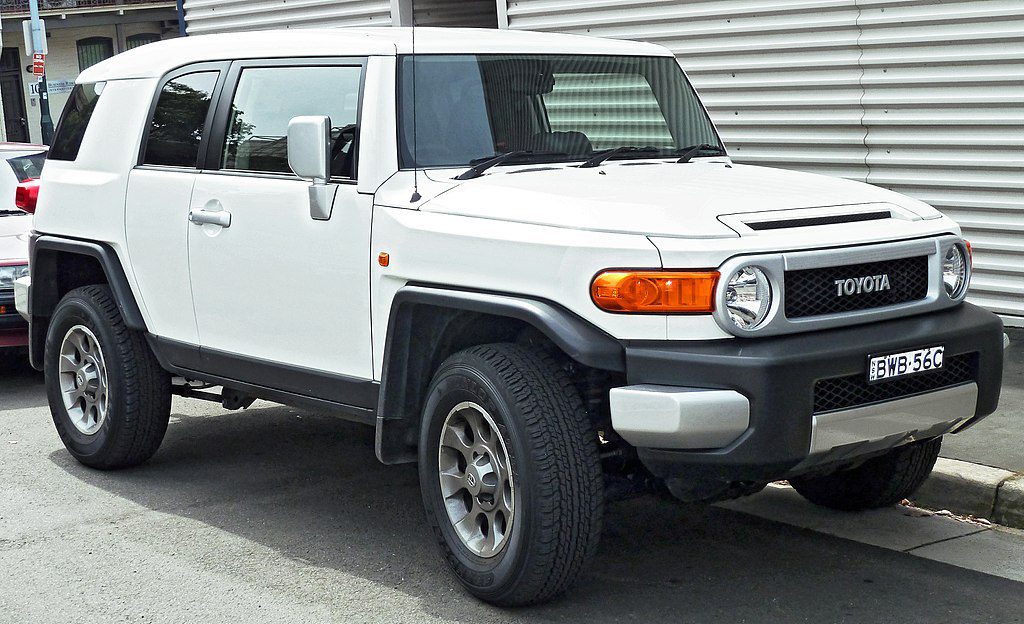 1024px 2011 Toyota FJ Cruiser GSJ15R wagon 2011 11 08 01 img 63e3bf2ad8b99.jpg