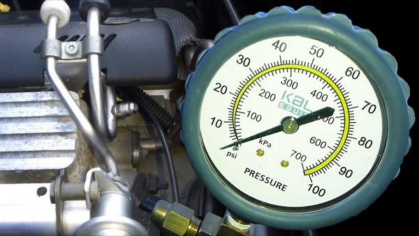 A pressure gauge being used in a fuel pump test fuel-pressure-gauge