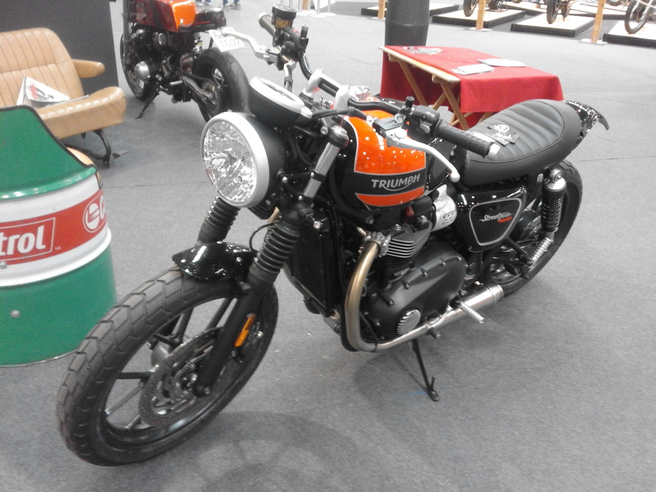 triumph street twin