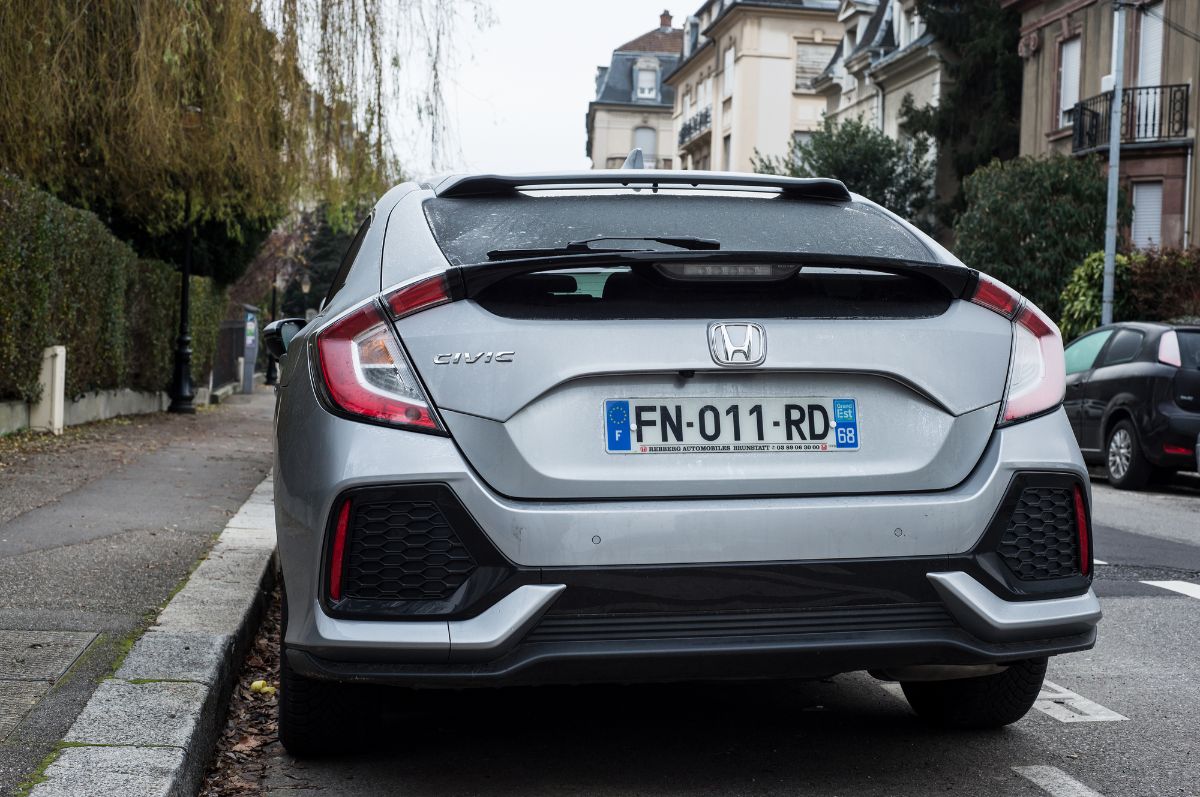 lip spoiler of grey honda civic car